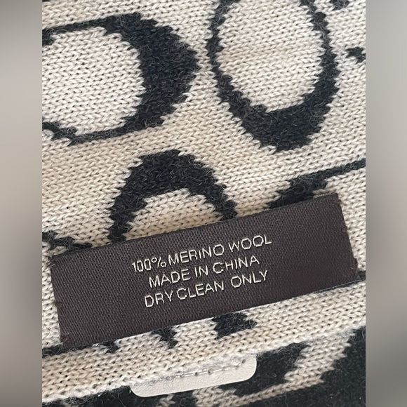 Like New COACH SIGNATURE REVERSIBLE SCARF BLACK & CREAM logo patch  in cream - Picture 4 of 4